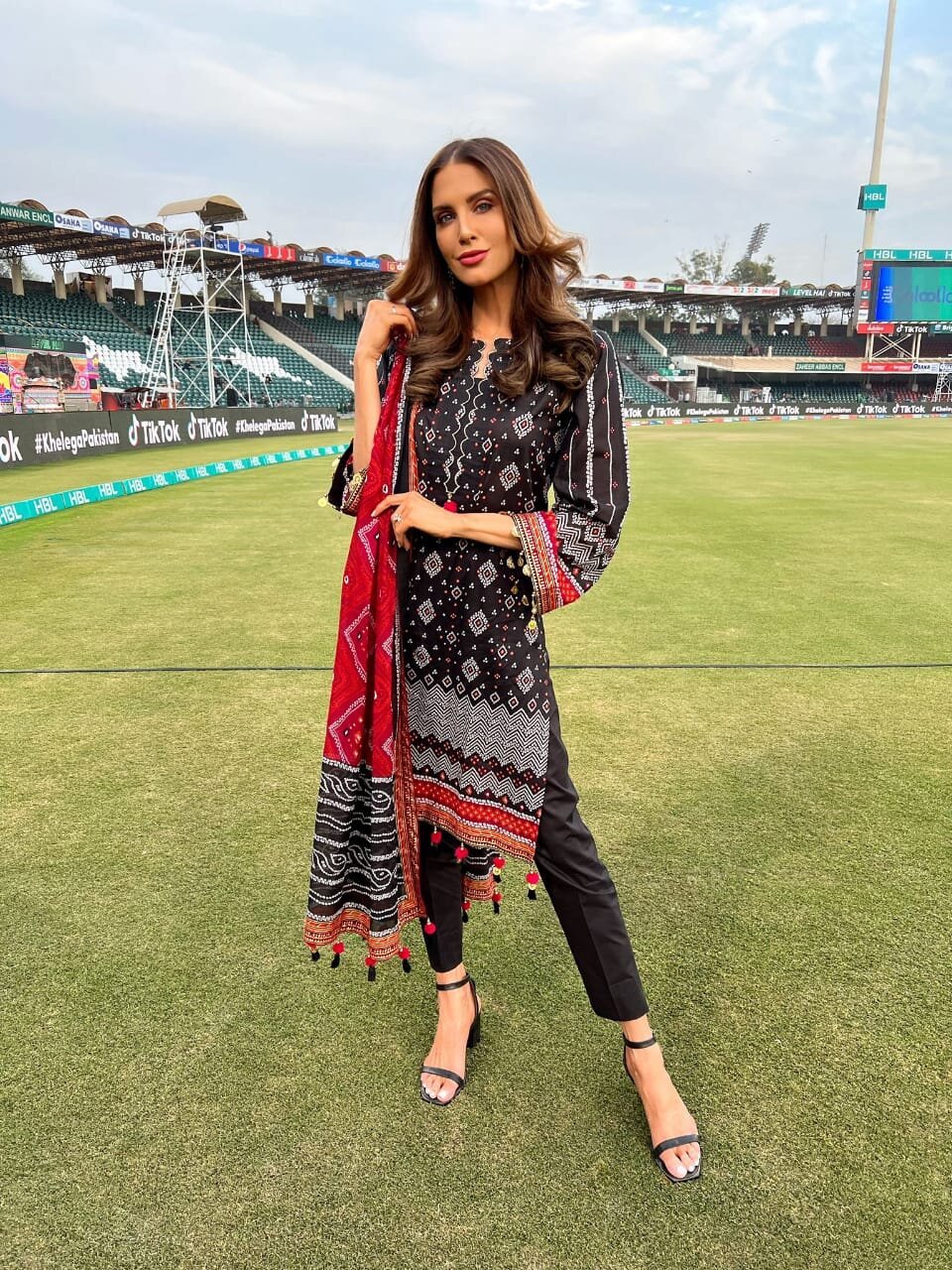 errin holand in gul ahmed lawn