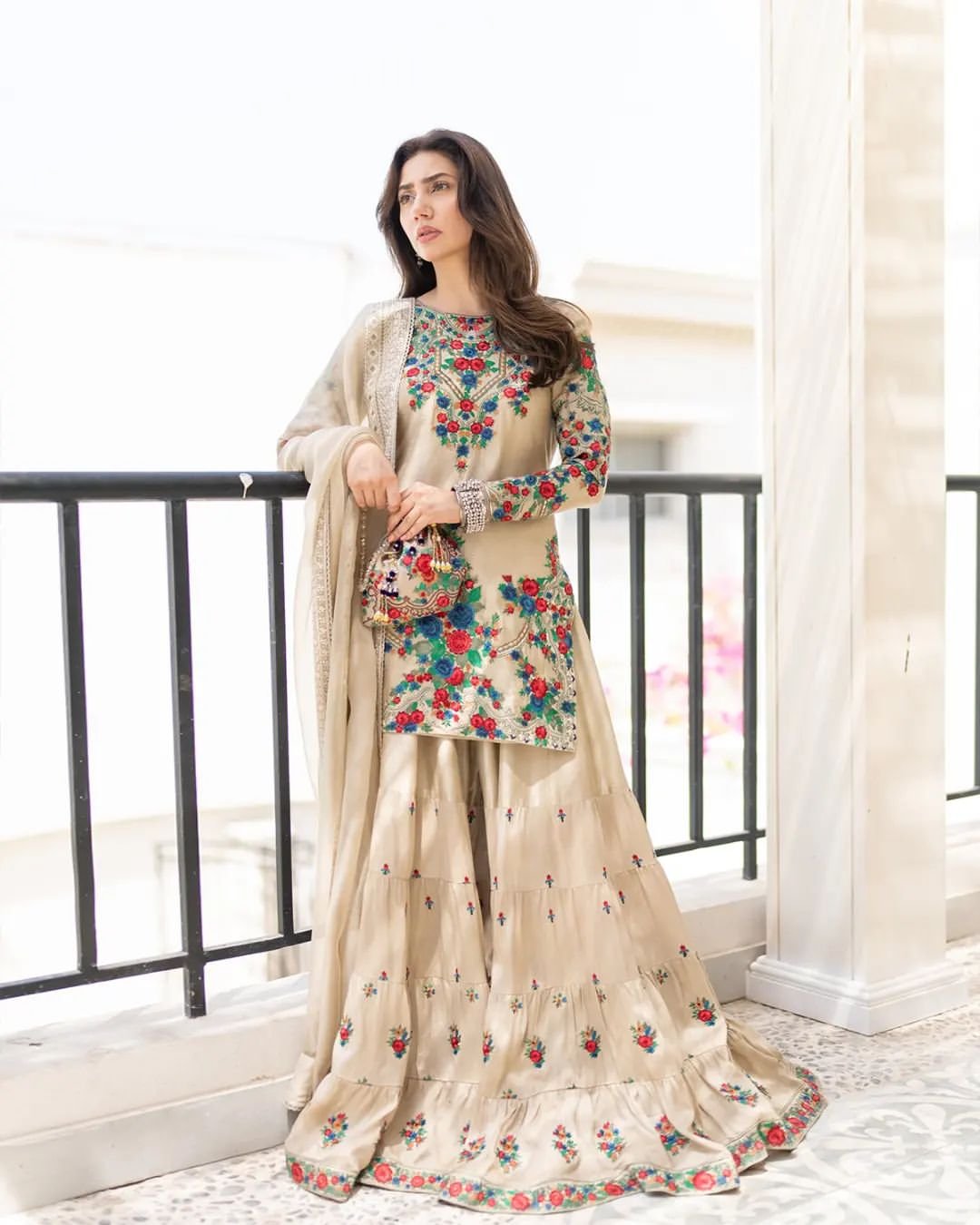 Mahira Khan’s Looks For Her Movie Promotions Went From Dreamy To Elegant!